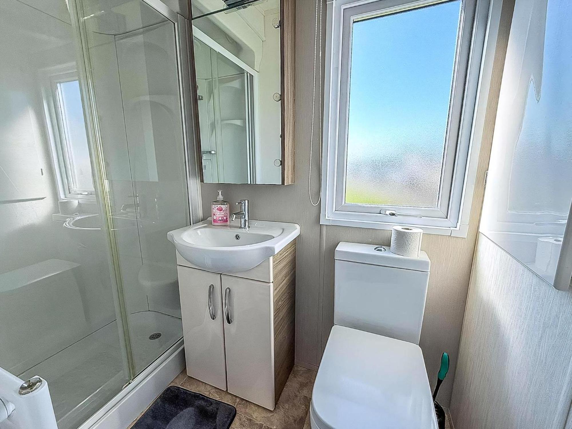 קלקטון און סי Beautiful Caravan With Decking Wifi At St Osyth Beach Holiday Park Ref 28077Dw מראה חיצוני תמונה